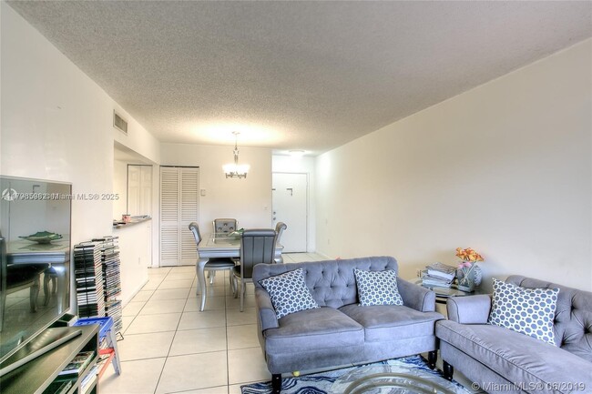 Building Photo - 9711 Fontainebleau Blvd