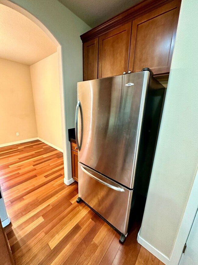 Building Photo - Beautiful 6-bedroom 4-bathroom home in an upscale neighborhood in the Sexton Mountain section of ...