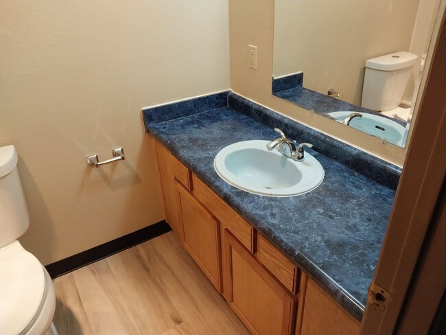 Building Photo - 2 bedroom 1 bathroom ground floor apartment - Granvue Apartments