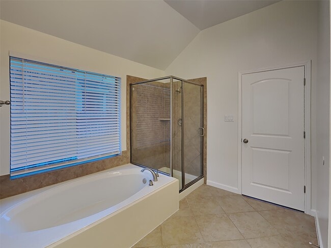 Building Photo - 2515 Pioneer Oaks Dr