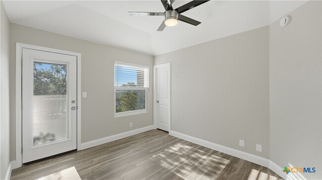 Building Photo - 1005 N LBJ Dr