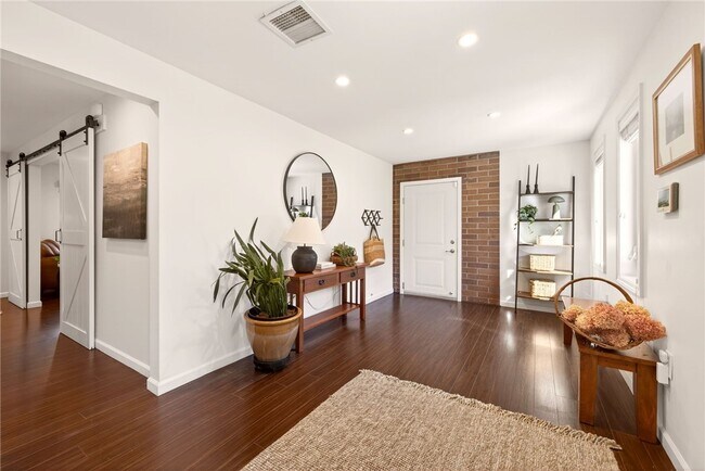 Building Photo - 330 Kilbourn Rd