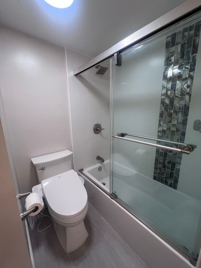 Building Photo - 2 Bedroom, 2 Bath, 2 Parking, AC at Iolani Court Plaza