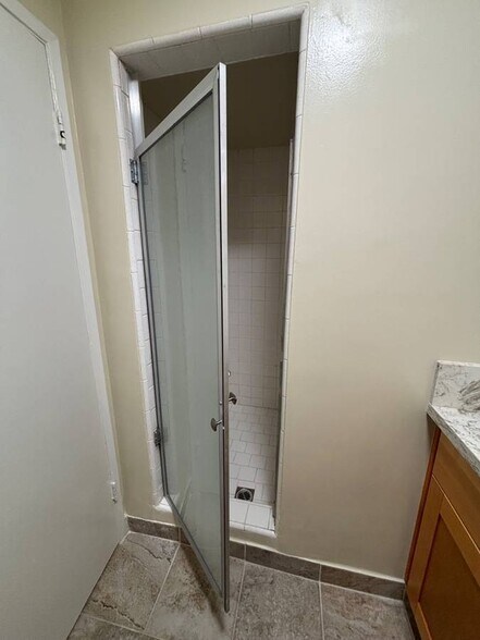 Building Photo - 735 N Sweetzer Ave