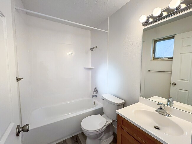 Building Photo - 1340 E Navajo Dr