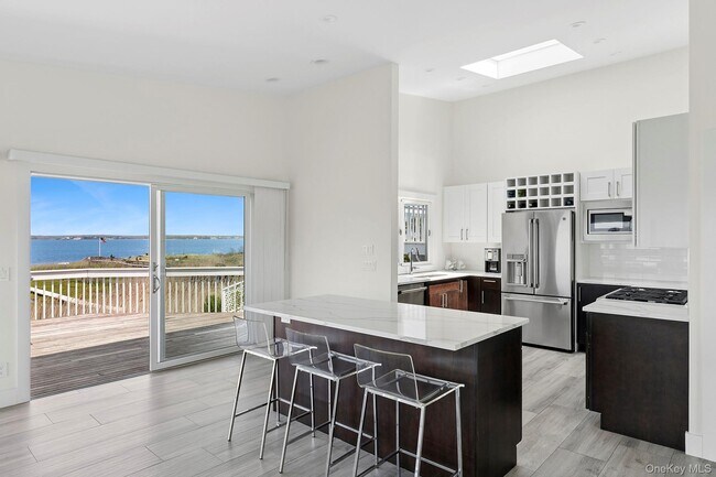Building Photo - 588 Dune Rd