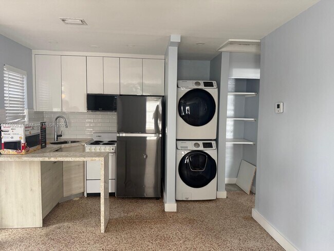 Building Photo - 1116 NE 16th Terrace