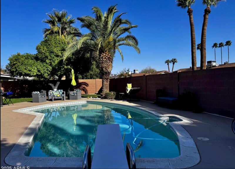 Building Photo - 1909 E La Jolla Dr