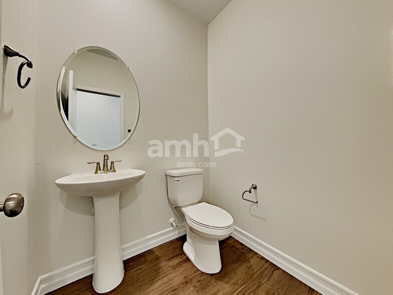 Building Photo - 6138 W Haleh Ave