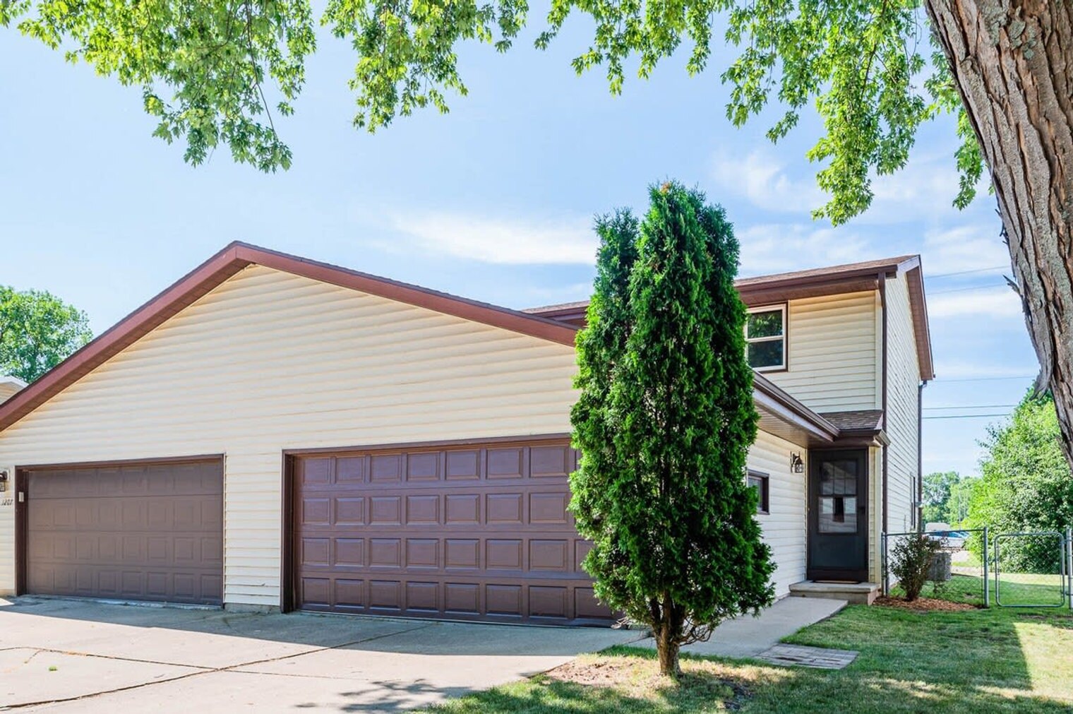 Building Photo - 1209 W Ridgeview Dr