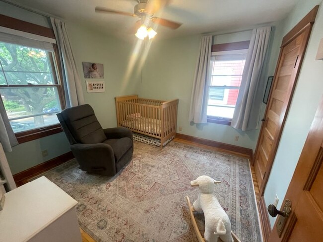 Building Photo - Beautiful, Charming and Well Maintained Fo...