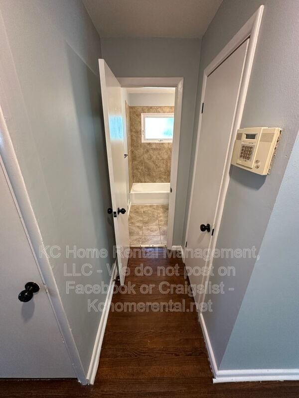 Building Photo - 10809 Ewing Ave