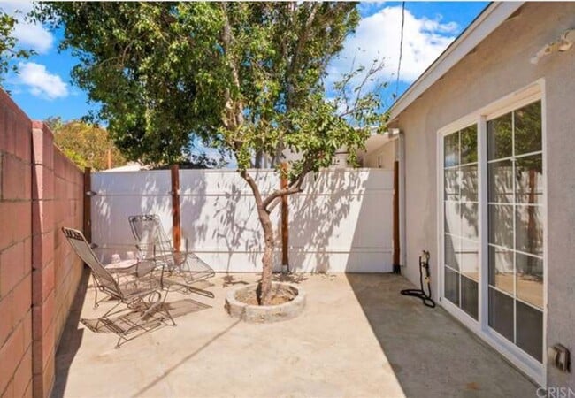 Building Photo - Charming 1 Bed / 1 Bath ADU with Private Patio in Prime Sylmar Location