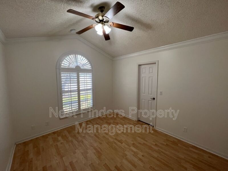 Building Photo - 2127 Forest Gate Dr W