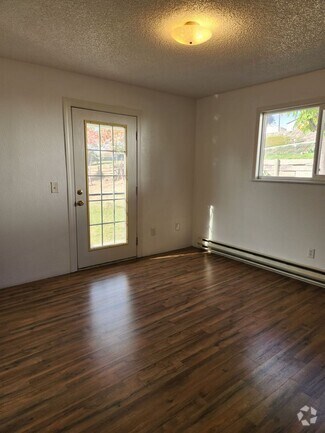 Building Photo - Selah 3br 1ba duplex with carport and WATE...