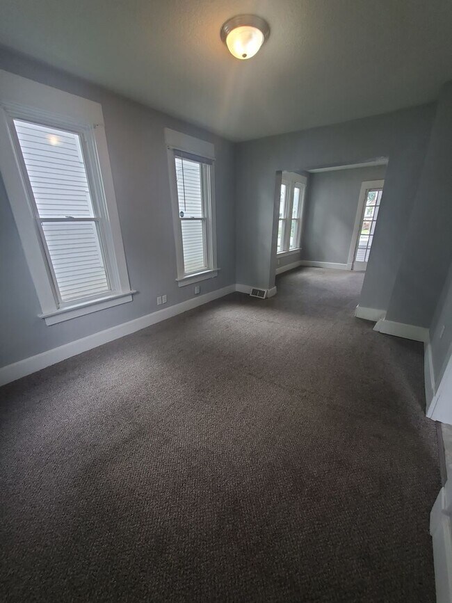Building Photo - Nice 2 Bedroom 1 Bath House with Garage in...