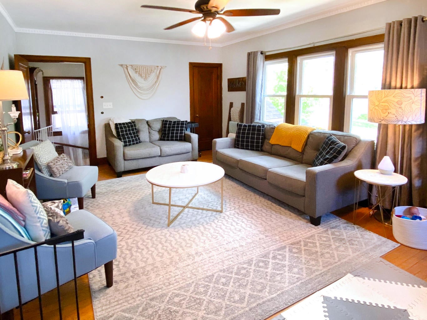 Living room - 3811 N Morris Blvd
