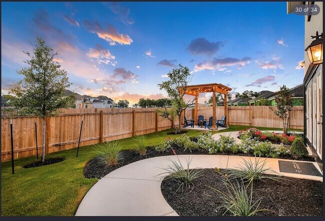 Building Photo - 2633 Stone Branch Dr