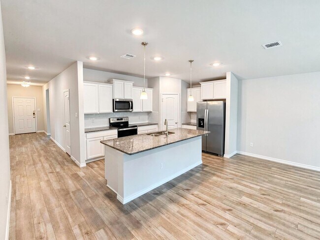 Building Photo - Spacious 4 Bed / 2.5 Bath Home with Fenced Yard & Modern Finishes in Belton