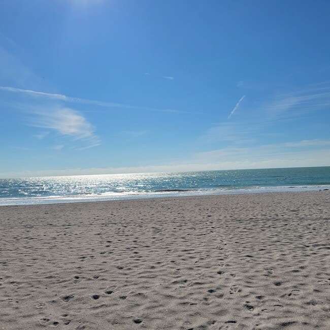 Building Photo - Seasonal/short term 2/2 condo rental with full water view on Longboat Key.