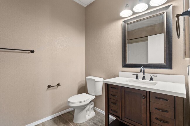 Building Photo - Upscale Condo | 3 Bed / 2 Bath | Garage | ...