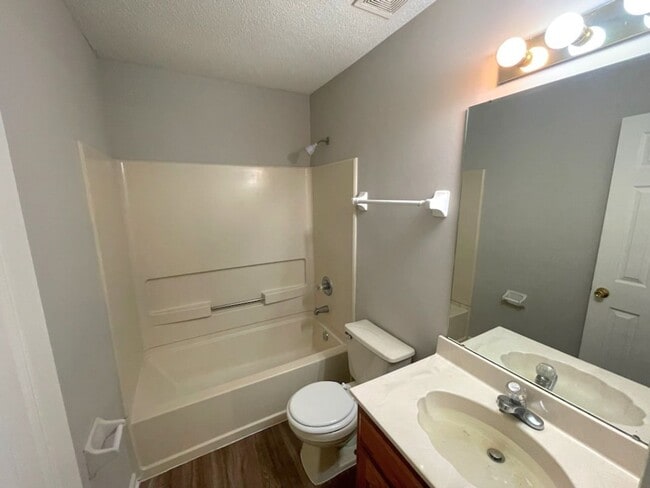 Building Photo - Beautiful town house in Collierville!