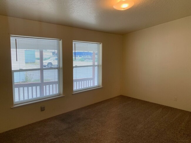 Building Photo - Spacious 3-Bed, 2-Bath Home