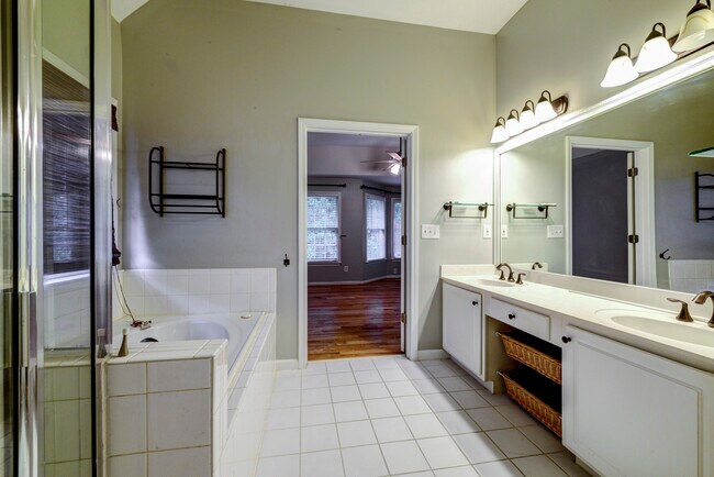 Building Photo - 3627 Chestnut Dr