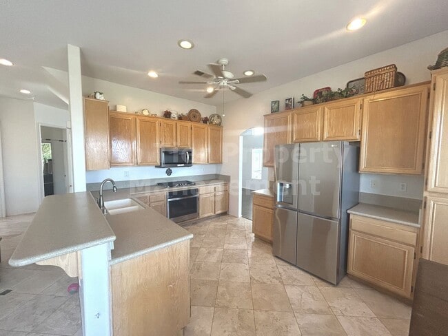 Building Photo - Beautiful 4 bed, 3 bath, 2,726 sqft House ...