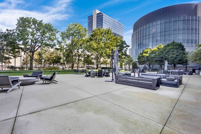 Building Photo - 500 W Superior-710