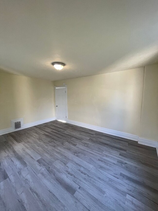 Building Photo - Beautifully renovated 3 bedroom home in Ne...
