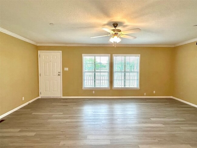 Building Photo - 831 Country Club Rd