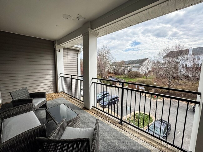 Building Photo - Stylish 3 Bed 3 Bath Condo With Large Balcony in Desired Riverbend at Cascades - Water Included