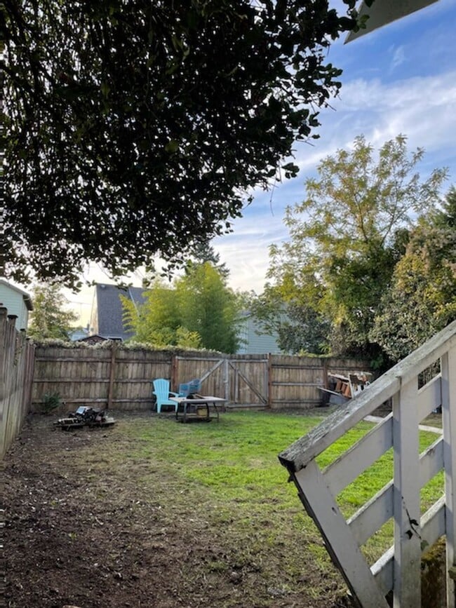 Building Photo - 4br/2ba House with fenced yard
