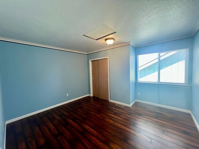 Building Photo - Well Maintained and Spacious 4 Bed