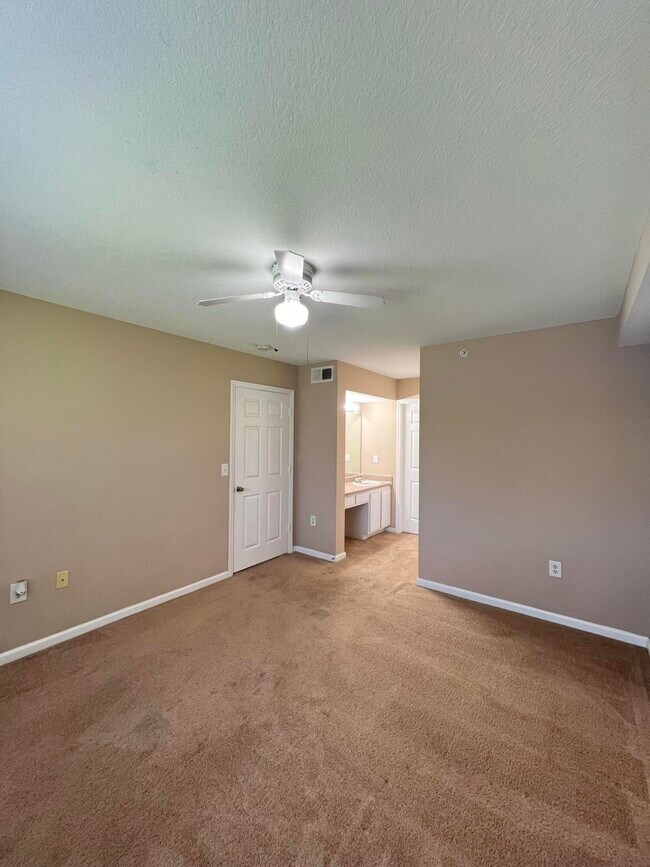 Building Photo - 181 SW Palm Dr