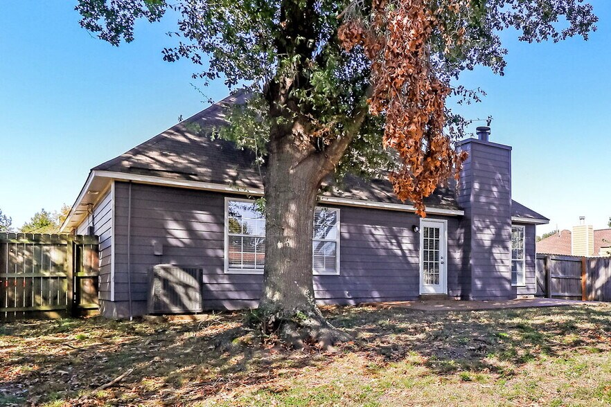 Building Photo - 7017 Juanita Cir S