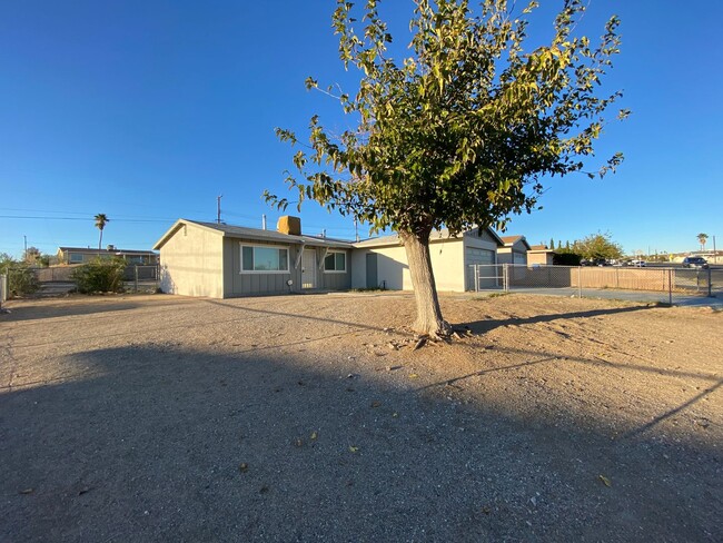 Building Photo - 3 BEDROOM 2 BATH HOUSE LOCATED CLOSE TO SC...
