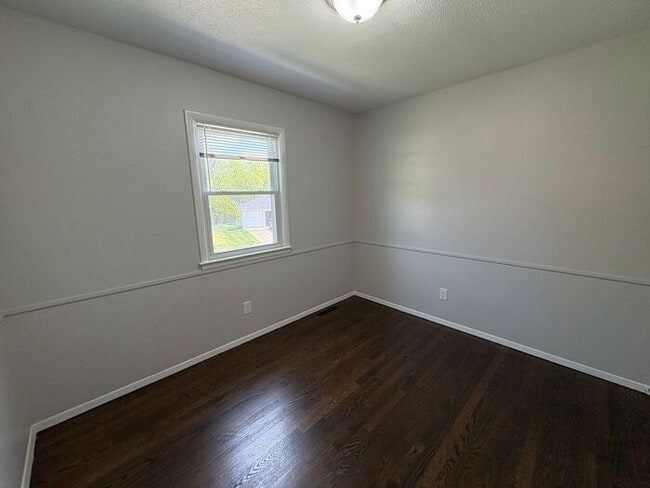 Building Photo - Comfortable 3-Bedroom Home with Fenced Yar...