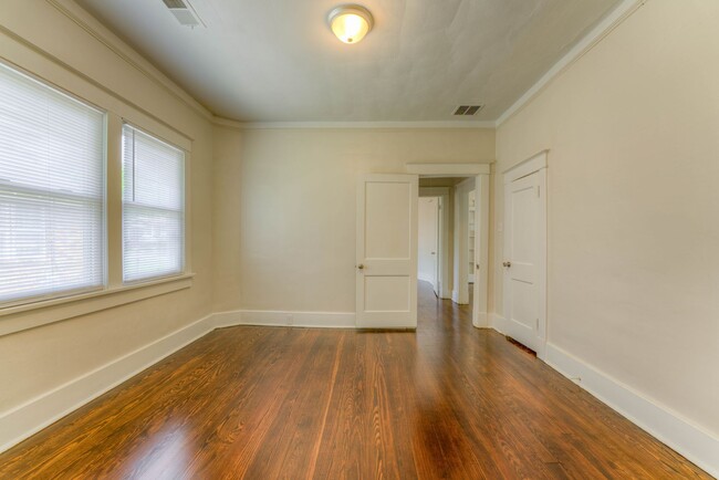 Building Photo - Newer renovation with ensuite bathroom!