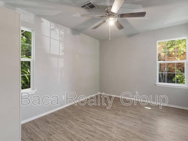 Building Photo - 3927 SE 10th Pl
