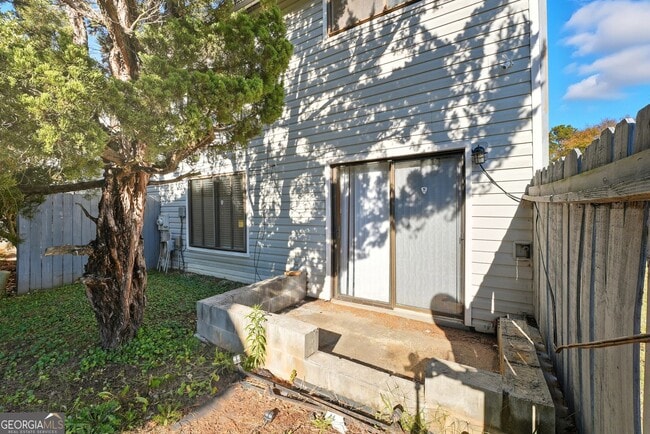 Building Photo - 293 Country Club Dr