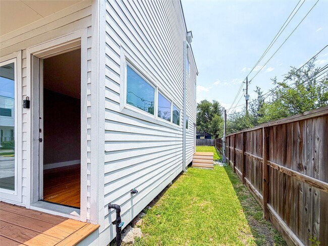 Building Photo - 1416 Dumble St