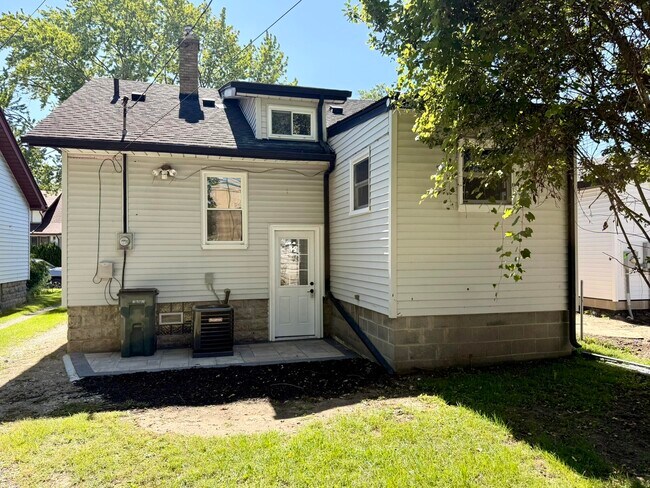 Building Photo - 543 E Saratoga St