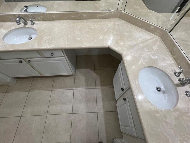 Building Photo - ** Get $500 off your move-in costs! Valid for new leases with a start date in 2025 **