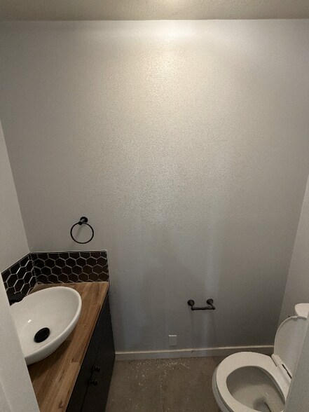 Building Photo - 2407 Duportail St