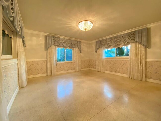 Building Photo - 1049 Van Buren St