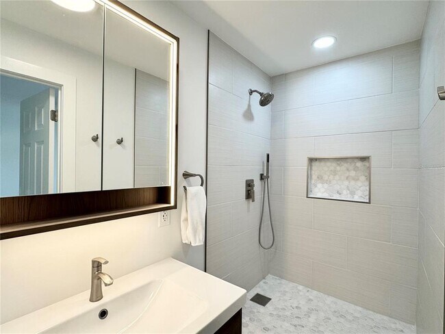 Building Photo - 9205 Tudor Dr