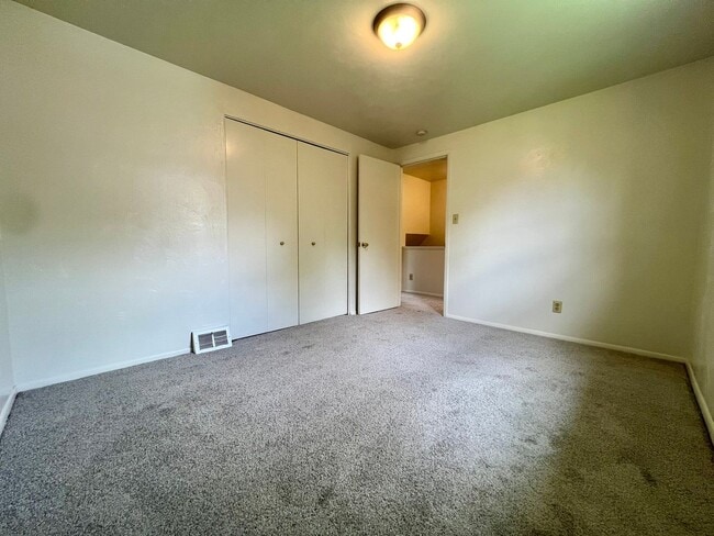 Building Photo - Fantastic Two Bedroom Townhouse in Penn Hills with Garage & Patio! Call Today!