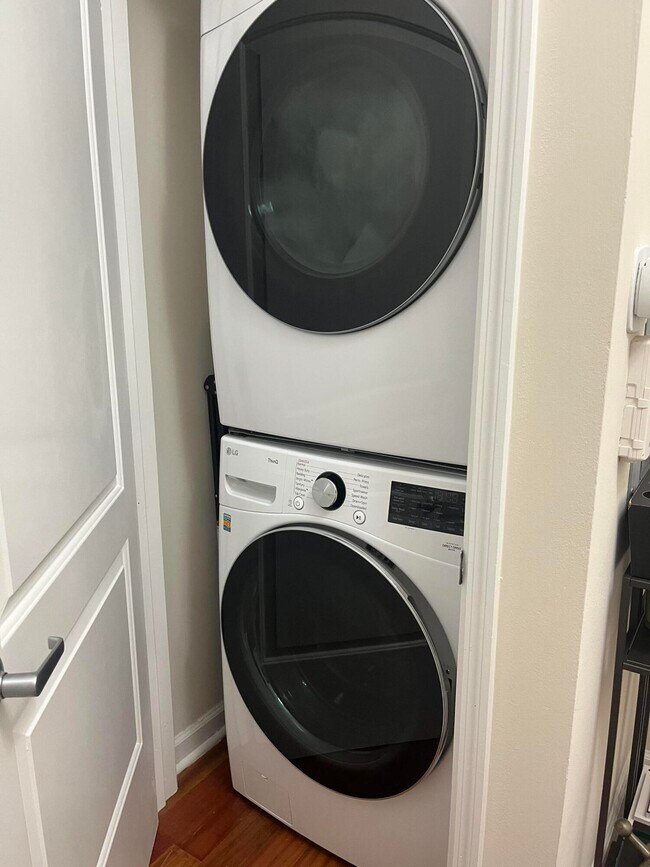 Building Photo - 801 S Olive Ave